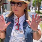 Ana María Polo Instagram - Queridos amigos, #Lolita tristemente no pudo llegar a ser liberada ya que el plan de trasladarla a un santuario costero llegó demasiado tarde y murió en el tanque donde permaneció por más de 50 años. Siento que debemos seguir en la misión de informar al público sobre las verdaderas condiciones en las que viven las orcas en los parques marítimos. Ahora debemos ayudar a Corky, también presa en el Sea World de San Francisco. No apoyemos el cautiverio visitando estos lugares. Aquí les comparto un poco del día que fuimos a grabar una nueva locución para los amigos de @officialpetalatino que tanto lucharon por liberar a la querida Lolita. La música que escuchan de fondo es un tema de mi autoría que grabé hace muchos años y que hoy se lo dedico a ella ❤️ Los quiero! #HeDicho #CasoCerrado #AnaMariaPolo