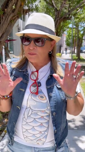 Ana María Polo Instagram - Queridos amigos, 

#Lolita tristemente no pudo llegar a ser liberada ya que el plan de trasladarla a un santuario costero llegó demasiado tarde y murió en el tanque donde permaneció por más de 50 años. Siento que debemos seguir en la misión de informar al público sobre las verdaderas condiciones en las que viven las orcas en los parques marítimos. Ahora debemos ayudar a Corky, también presa en el Sea World de San Francisco. No apoyemos el cautiverio visitando estos lugares.

Aquí les comparto un poco del día que fuimos a grabar una nueva locución para los amigos de @officialpetalatino que tanto lucharon por liberar a la querida Lolita.  La música que escuchan de fondo es un tema de mi autoría que grabé hace muchos años y que hoy se lo dedico a ella ❤️

Los quiero!

#HeDicho #CasoCerrado #AnaMariaPolo