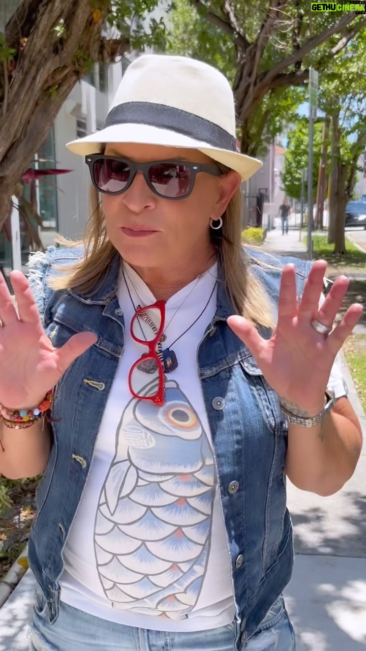 Ana María Polo - 32.6K Likes - Queridos amigos,
#Lolita tristemente no pudo llegar a ser liberada ya que el plan de trasladarla a un santuario costero llegó demasiado tarde y murió en el tanque donde permaneció por más de 50 años. Siento que debemos seguir en la misión de informar al público sobre las verdaderas condiciones en las que viven las orcas en los parques marítimos. Ahora debemos ayudar a Corky, también presa en el Sea World de San Francisco. No apoyemos el cautiverio visitando estos lugares.
Aquí les comparto un poco del día que fuimos a grabar una nueva locución para los amigos de @officialpetalatino que tanto lucharon por liberar a la querida Lolita. La música que escuchan de fondo es un tema de mi autoría que grabé hace muchos años y que hoy se lo dedico a ella ❤️
Los quiero!
#HeDicho #CasoCerrado #AnaMariaPolo