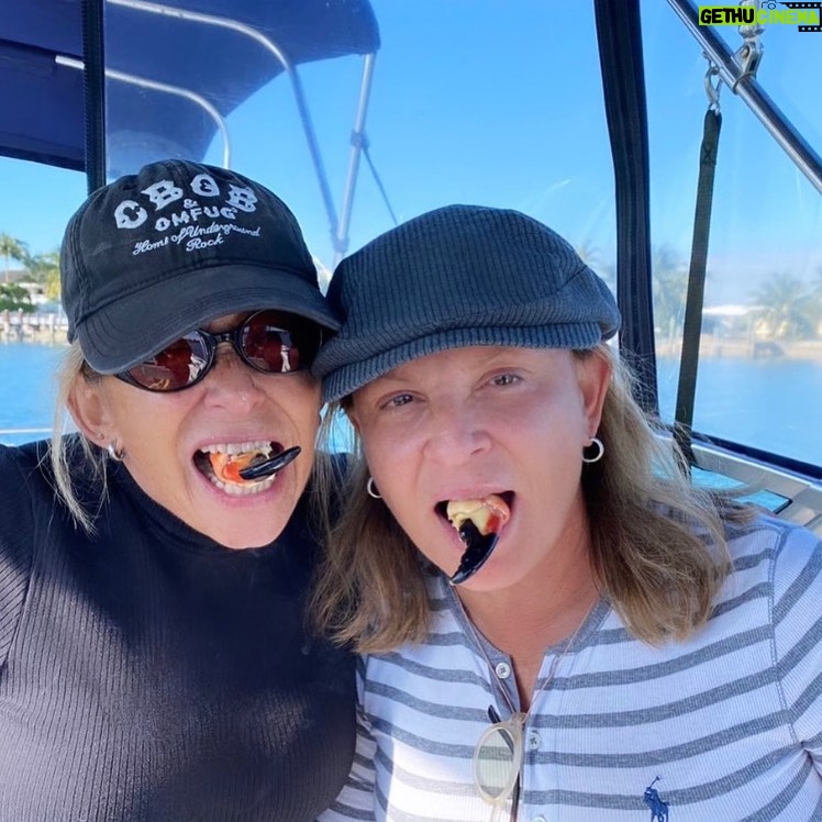 Ana María Polo - 30.3K Likes - ¿Qué hacen los fines de semana? Acá recordando un paseo en bote con mi hermana Alina 🌞
#HeDicho #CasoCerrado #AnaMariaPolo