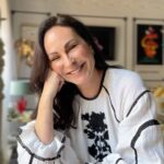 Ana Milán Instagram - Quizá nos necesitamos unos a los otros más de lo que creemos. Quizá otros nos necesitan más de lo pensamos. Quizá todo eso es lo que está bien en la vida: admitir que cuando alguien nos echa una mano nos sentimos queridos. Lo más importante es tener a alguien cerca. Así, tan simple. No sé quién es el responsable de esta maravillosa campaña de @caixabank , pero GRACIAS. *publi #CercaDeLasPersonas #UnaBancaDiferente