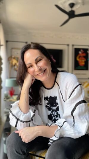 Ana Milán Instagram - Quizá nos necesitamos unos a los otros más de lo que creemos. Quizá otros nos necesitan más de lo pensamos. Quizá todo eso es lo que está bien en la vida: admitir que cuando alguien nos echa una mano nos sentimos queridos. Lo más importante es tener a alguien cerca. Así, tan simple. No sé quién es el responsable de esta maravillosa campaña de @caixabank , pero GRACIAS.

*publi
#CercaDeLasPersonas
#UnaBancaDiferente