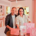 Ana Milán Instagram - Cuando @robertosiguero te llama para charlar de maquillaje en la Maison Lancôme, vas. Y vas llena de ganas y de ilusión, porque mucho de lo que sé sobre cosmética y belleza lo he aprendido de él. Porque Lancôme es a la belleza lo que Miguel Ángel al arte. Y sí, su 132 es de los mejores rojos del mercado. Lo compro de tres en tres? Ni desmiento ni confirmo. @beautyexpertlancome @lancomeofficial #MakeUp