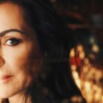 Ana Milán Instagram – Nací para poeta o para muerto,
escogí lo difícil
supervivo de todos los naufragios,
y sigo con mis versos,
vivita y coleando.

Nací para puta o payaso,
escogí lo difícil
hacer reír a los clientes desahuciados,
y sigo con mis trucos,
sacando una paloma del refajo.

Nací para nada o soldado,
y escogí lo difícil
no ser apenas nada en el tablado,
y sigo entre fusiles y pistolas
sin mancharme las manos.

Esta maravilla la escribió #GloriaFuertes pero me hubiera gustado, y mucho, escribirla a mí.