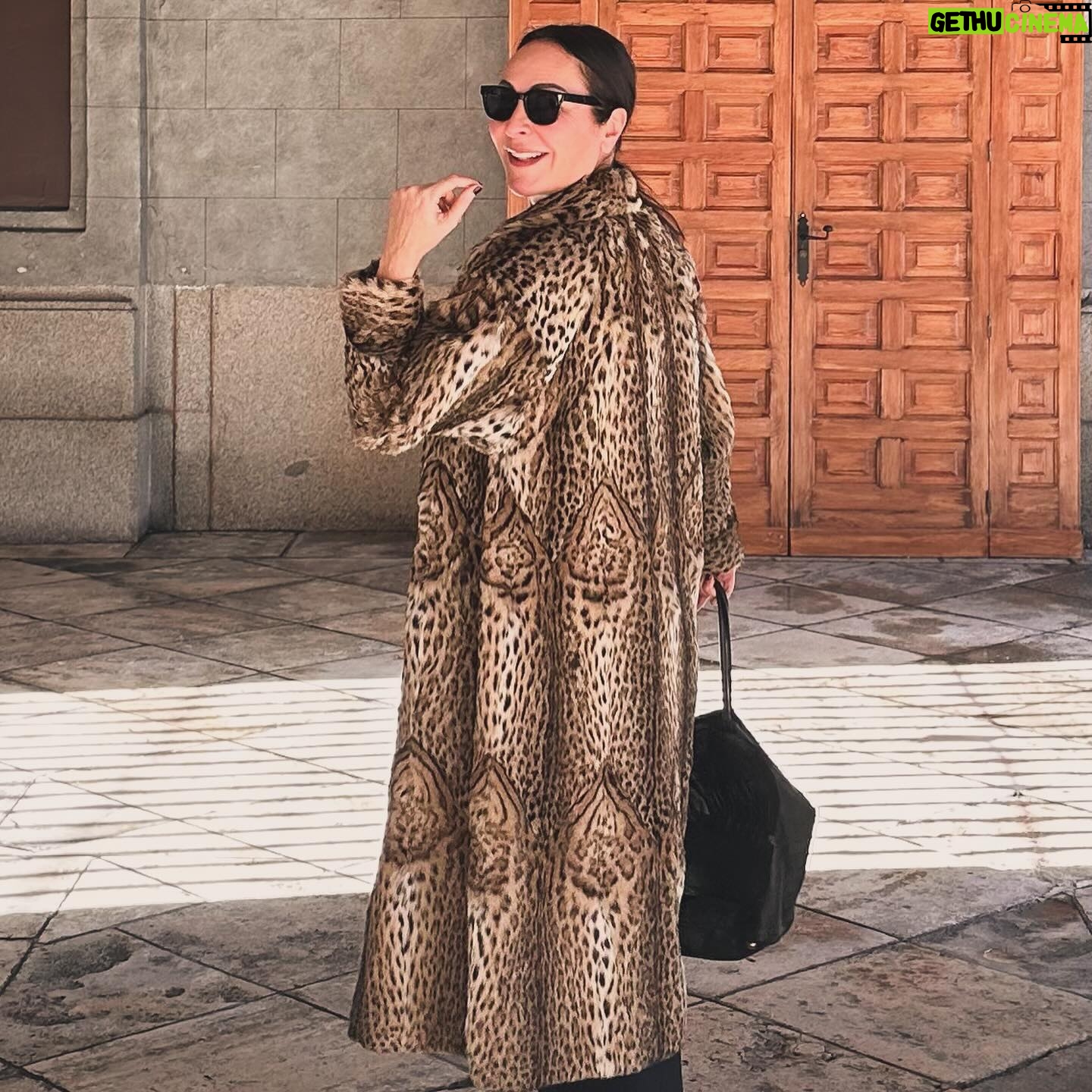 Ana Milán Instagram - “LA PREGUNTA NO ES QUIÉN ME LO VA A PERMITIR, SINO QUIÉN VA A DETENERME”. Esta frase la escribió AYN RAND pero me hubiera gustado escribirla a mí… Vamos, es viernes. Bailemos.