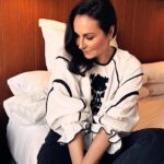 Ana Milán Instagram - Hoy ha sido un día bonito. Yo qué sé. No ha sucedido nada especial y ha sucedido todo. Me he levantado descansada, he desayunado charlando sobre la vida, he ido a trabajar con un equipo estupendo (gracias mi querida @andreadefty por hacerlo todo fácil, por hacerlo todo bien, incluso lo que no). He estado trabajando con mi @sebastiangab llenos de complicidad, de amistad verdadera aún conociendo las costuras del otro. Y acabo de volver a casa, y todo estaba en calma, y suena jazz (del tranquilito) y te imagino a ti, leyendo esto y pienso que tengo mucha suerte si has leído hasta el final. Pues eso, que yo qué sé, que a veces somos más felices de lo que creemos. 👚 @sferaofficial