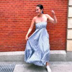 Ana Milán Instagram - Me gustan los vestidos que se mueven con el viento. Me gusta la gente que tararea mientras camina por la calle. Me gusta la gente que cierra los ojos cuando se come algo que le encanta. Y el verano cuando amenaza con llegar. Eso también me gusta. Feliz San Isidro, Madrid. Te quiero todo. 🤍
