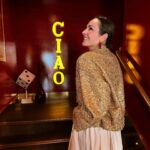 Ana Milán Instagram - Salir de casa sin abrigo, quitarte la chaqueta a eso de las 12… pasear por Madrid con el solecito de cara, comer maravillosamente bien en @circolopopolare.es y conocer a Luca, de Nápoles, que nos ha servido toda la comida como si la hubiera cocinado él mismo y miraba orgulloso los platos limpios 😊 Y que cada día se haga de noche más tarde. Todo eso y otros placeres de la vida…