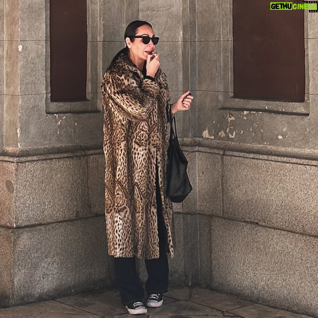 Ana Milán Instagram - “LA PREGUNTA NO ES QUIÉN ME LO VA A PERMITIR, SINO QUIÉN VA A DETENERME”. Esta frase la escribió AYN RAND pero me hubiera gustado escribirla a mí… Vamos, es viernes. Bailemos.