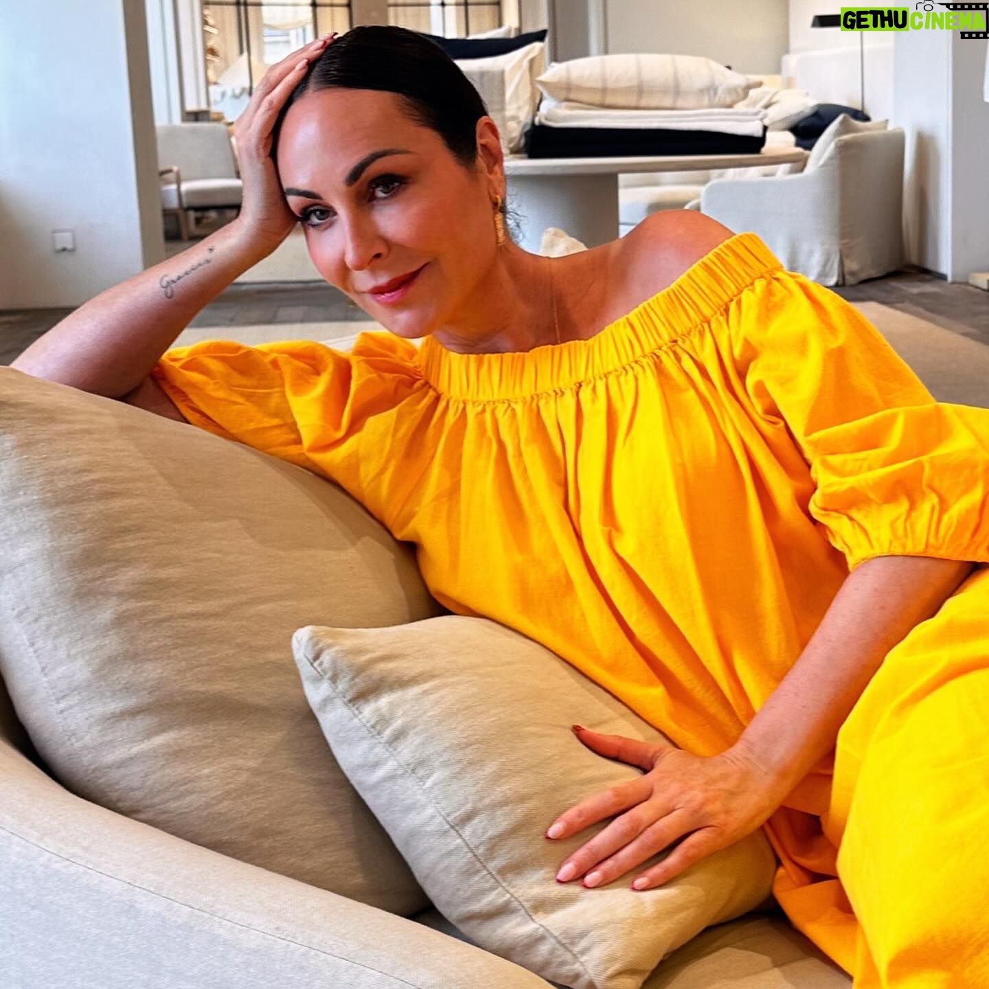 Ana Milán Instagram - Para obtener amarillo hay que superponer luz roja y luz verde. O sea, un poquito de échate pa’lla y otro de vente pa’ca.
