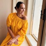 Ana Milán Instagram - Para obtener amarillo hay que superponer luz roja y luz verde. O sea, un poquito de échate pa’lla y otro de vente pa’ca.