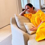 Ana Milán Instagram - Para obtener amarillo hay que superponer luz roja y luz verde. O sea, un poquito de échate pa’lla y otro de vente pa’ca.