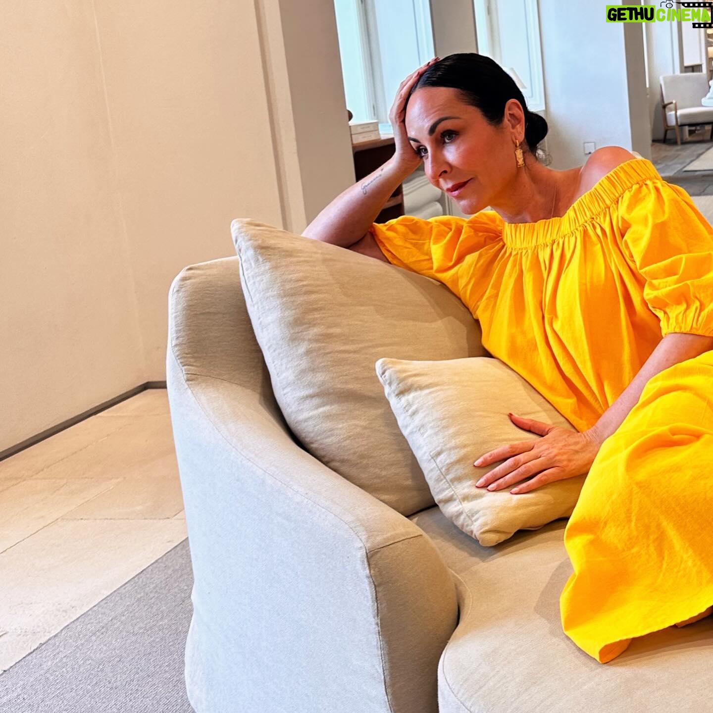 Ana Milán Instagram - Para obtener amarillo hay que superponer luz roja y luz verde. O sea, un poquito de échate pa’lla y otro de vente pa’ca.