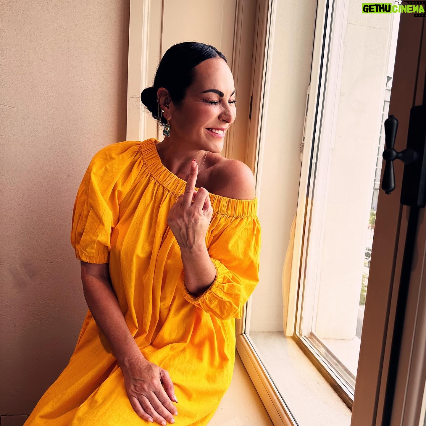 Ana Milán Instagram - Para obtener amarillo hay que superponer luz roja y luz verde. O sea, un poquito de échate pa’lla y otro de vente pa’ca.