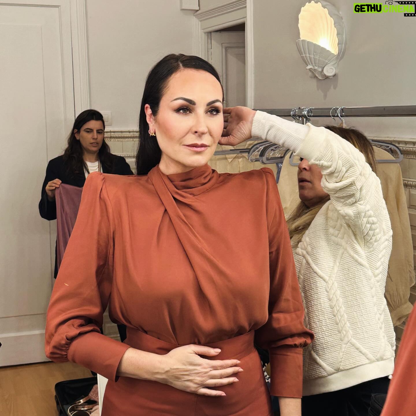 Ana Milán Instagram - La concentración previa… El equipo perfecto. Cinco y acción! Gracias mis queridas @andreadefty @antoinella @paulasoroa @bareycollection 🤍