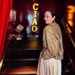 Ana Milán Instagram - Salir de casa sin abrigo, quitarte la chaqueta a eso de las 12… pasear por Madrid con el solecito de cara, comer maravillosamente bien en @circolopopolare.es y conocer a Luca, de Nápoles, que nos ha servido toda la comida como si la hubiera cocinado él mismo y miraba orgulloso los platos limpios 😊 Y que cada día se haga de noche más tarde. Todo eso y otros placeres de la vida…