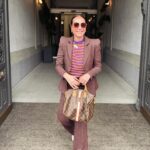 Ana Milán Instagram - A mi dame cuatros rayos de sol, un vermú con amigos, un libro que me enganche, un jersey a rayas, tres horas de buena conversación, tostadas con mantequilla y sal, un buenos días dicho sonriendo y tres canciones y ya soy feliz. 👖 @dolorespromesasdp 👓 @parfois