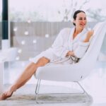 Ana Milán Instagram - He vivido una semana en albornoz, en calma, sin tomar decisiones más allá de si quería el té de jengibre o negro. He pasado una semana curándome, conociendo mi cuerpo y calmando mi espíritu. He aprendido mil cosas sobre cómo cuidarme mejor y me he sentido en las mejores manos del mundo. Volveré sin duda al @shawellness y creo que para siempre será mi regalo favorito. Gracias de corazón a todo el equipo, doctores, enfermeras, personal de recepción, cocineros, maitres y las decenas de personas increíbles que formáis el Sha. Sois una maquinaria perfecta. 🤍 #myshaexperience