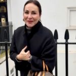 Ana Milán Instagram - Estaba desayunando y me han enviado el vídeo. Y de repente ahí estaba mucho de lo que somos. De la fuerza, de la alegría, de soltarse el moño y correr con poderío. Y si te fijas con atención hay mil homenajes a nuestros grandes. Camarón, Saura, Martirio y varios más que no desvelo. Bravo, bravo y bravo @cruzcampo #publi #consumeconresponsabilidad #ConMuchoAcento