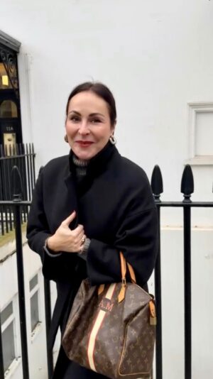 Ana Milán Instagram - Estaba desayunando y me han enviado el vídeo. Y de repente ahí estaba mucho de lo que somos. De la fuerza, de la alegría, de soltarse el moño y correr con poderío. 
Y si te fijas con atención hay mil homenajes a nuestros grandes. Camarón, Saura, Martirio y varios más que no desvelo. 
Bravo, bravo y bravo @cruzcampo 

#publi #consumeconresponsabilidad #ConMuchoAcento