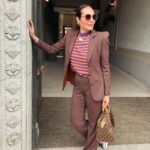 Ana Milán Instagram - A mi dame cuatros rayos de sol, un vermú con amigos, un libro que me enganche, un jersey a rayas, tres horas de buena conversación, tostadas con mantequilla y sal, un buenos días dicho sonriendo y tres canciones y ya soy feliz. 👖 @dolorespromesasdp 👓 @parfois