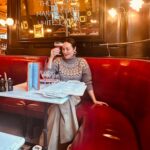 Ana Milán Instagram - Londres tiene una energía masculina, de señor, de Lord, de traje bien llevado con chaleco. París la tiene de mujer, de labio rojo y melena sin peinar. Hacia mucho tiempo que no estaba en Londres. Demasiado. Y no recordaba lo mucho que me gusta. Lo bonito que es. Lo cuidado que está.