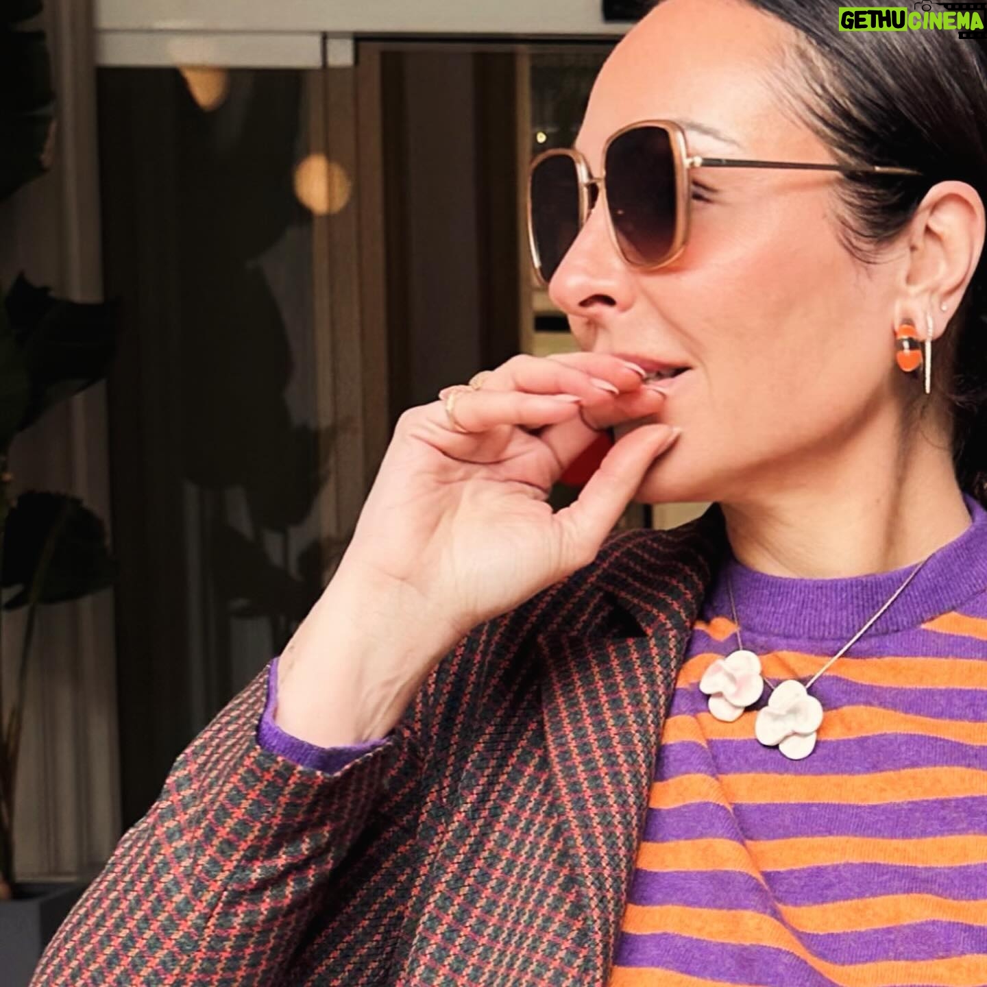 Ana Milán Instagram - A mi dame cuatros rayos de sol, un vermú con amigos, un libro que me enganche, un jersey a rayas, tres horas de buena conversación, tostadas con mantequilla y sal, un buenos días dicho sonriendo y tres canciones y ya soy feliz. 👖 @dolorespromesasdp 👓 @parfois