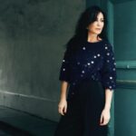 Ana Milán Instagram - Nací para poeta o para muerto, escogí lo difícil supervivo de todos los naufragios, y sigo con mis versos, vivita y coleando. Nací para puta o payaso, escogí lo difícil hacer reír a los clientes desahuciados, y sigo con mis trucos, sacando una paloma del refajo. Nací para nada o soldado, y escogí lo difícil no ser apenas nada en el tablado, y sigo entre fusiles y pistolas sin mancharme las manos. Esta maravilla la escribió #GloriaFuertes pero me hubiera gustado, y mucho, escribirla a mí.