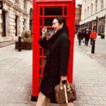 Ana Milán Instagram - Londres tiene una energía masculina, de señor, de Lord, de traje bien llevado con chaleco. París la tiene de mujer, de labio rojo y melena sin peinar. Hacia mucho tiempo que no estaba en Londres. Demasiado. Y no recordaba lo mucho que me gusta. Lo bonito que es. Lo cuidado que está.
