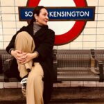 Ana Milán Instagram - Londres tiene una energía masculina, de señor, de Lord, de traje bien llevado con chaleco. París la tiene de mujer, de labio rojo y melena sin peinar. Hacia mucho tiempo que no estaba en Londres. Demasiado. Y no recordaba lo mucho que me gusta. Lo bonito que es. Lo cuidado que está.