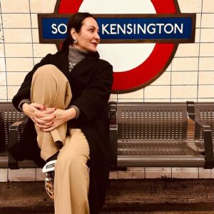 Ana Milán Instagram - Londres tiene una energía masculina, de señor, de Lord, de traje bien llevado con chaleco. París la tiene de mujer, de labio rojo y melena sin peinar.
Hacia mucho tiempo que no estaba en Londres. Demasiado. Y no recordaba lo mucho que me gusta. Lo bonito que es. Lo cuidado que está.
