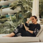 Ana Milán Instagram – Cuando cumplí 50 años no sabía qué regalarme. Medio siglo no se cumple todos los años (a Dios, gracias). Necesitaba un descanso, un retiro, un momento conmigo que me hiciera recuperar toda la energía. Y lo encontré. Diría que estos días en @shawellness es de las mejores cosas que he hecho por mi salud y por mi bienestar. No tengo palabras para describir el nivel de perfección, amor, cuidado y sabiduría que hay aquí. Lleva años siendo el mejor centro de bienestar del mundo; cuando lo leí pensé: del mundo??! Ahora lo entiendo…
Llevo tan solo dos días y tengo la sensación de haber retrocedido varios años. Y sí, se come fenomenal…
Os seguiré contando…