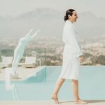 Ana Milán Instagram – Cuando cumplí 50 años no sabía qué regalarme. Medio siglo no se cumple todos los años (a Dios, gracias). Necesitaba un descanso, un retiro, un momento conmigo que me hiciera recuperar toda la energía. Y lo encontré. Diría que estos días en @shawellness es de las mejores cosas que he hecho por mi salud y por mi bienestar. No tengo palabras para describir el nivel de perfección, amor, cuidado y sabiduría que hay aquí. Lleva años siendo el mejor centro de bienestar del mundo; cuando lo leí pensé: del mundo??! Ahora lo entiendo…
Llevo tan solo dos días y tengo la sensación de haber retrocedido varios años. Y sí, se come fenomenal…
Os seguiré contando…