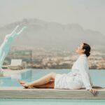 Ana Milán Instagram – Cuando cumplí 50 años no sabía qué regalarme. Medio siglo no se cumple todos los años (a Dios, gracias). Necesitaba un descanso, un retiro, un momento conmigo que me hiciera recuperar toda la energía. Y lo encontré. Diría que estos días en @shawellness es de las mejores cosas que he hecho por mi salud y por mi bienestar. No tengo palabras para describir el nivel de perfección, amor, cuidado y sabiduría que hay aquí. Lleva años siendo el mejor centro de bienestar del mundo; cuando lo leí pensé: del mundo??! Ahora lo entiendo…
Llevo tan solo dos días y tengo la sensación de haber retrocedido varios años. Y sí, se come fenomenal…
Os seguiré contando…
