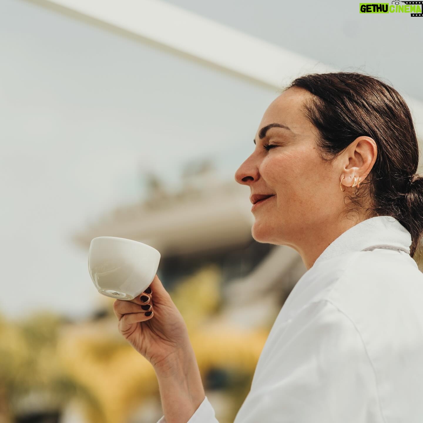 Ana Milán Instagram - Cuando cumplí 50 años no sabía qué regalarme. Medio siglo no se cumple todos los años (a Dios, gracias). Necesitaba un descanso, un retiro, un momento conmigo que me hiciera recuperar toda la energía. Y lo encontré. Diría que estos días en @shawellness es de las mejores cosas que he hecho por mi salud y por mi bienestar. No tengo palabras para describir el nivel de perfección, amor, cuidado y sabiduría que hay aquí. Lleva años siendo el mejor centro de bienestar del mundo; cuando lo leí pensé: del mundo??! Ahora lo entiendo… Llevo tan solo dos días y tengo la sensación de haber retrocedido varios años. Y sí, se come fenomenal… Os seguiré contando…