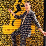 Ana Milán Instagram - Comenzar el día brindando con ellos. Mantener una conversación con 17 temas abiertos y que ninguno de los 3 nos perdamos. Pasear por Madrid parándonos cada vez que se dice algo importante. Porque lo importante se dice sin caminar. Pasar a ver la exposición de @jrhodespianist y saber que no va a ser la última… Seguir paseando por Madrid y llegar a @tachabeauty para que le sacaran brillo y volumen a esta melena. Reto conseguido. Día perfecto. Y eso que aún no ha acabado… 👖 @dolorespromesasdp 💎 @earcandy_jewelry 👜 @tras.mi.bolsa
