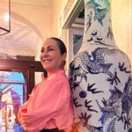 Ana Milán Instagram - Yo no tengo muy claro qué día es hoy. Esta mañana, al despertar, he tenido que preguntarlo. Domingo. Afortunadamente mañana es lunes. Sí, a mí me gustan los lunes. Los miércoles también. Mañana es lunes de resaca navideña, de bajar cajas de cartón al contenedor azul y de constatar que todo lo que querías para rebajas está agotado o no tiene descuento. Aún nos quedan 38 días para el 14 de febrero. Así que respiremos, desabrochemos un botón al vaquero y sonriamos felices. Queda poco para la primavera. 👚 @sferaofficial 👜 @kurtgeiger