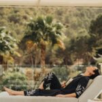 Ana Milán Instagram – Cuando cumplí 50 años no sabía qué regalarme. Medio siglo no se cumple todos los años (a Dios, gracias). Necesitaba un descanso, un retiro, un momento conmigo que me hiciera recuperar toda la energía. Y lo encontré. Diría que estos días en @shawellness es de las mejores cosas que he hecho por mi salud y por mi bienestar. No tengo palabras para describir el nivel de perfección, amor, cuidado y sabiduría que hay aquí. Lleva años siendo el mejor centro de bienestar del mundo; cuando lo leí pensé: del mundo??! Ahora lo entiendo…
Llevo tan solo dos días y tengo la sensación de haber retrocedido varios años. Y sí, se come fenomenal…
Os seguiré contando…