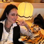 Ana Milán Instagram - Ya no soy la niña amarga que tenía un mar de llanto y alta ortiga por alma. Ya no soy la niña enferma que al oír risas lloraba; ya salí del solitario bosque que me acorralaba. Ahora soy la niña verde, porque floreció mi calma. Ya no soy la loca triste, ya no soy la niña blanca, nuevo amor ha traspasado con el nardo de su lanza mi corazón, que ahora tiene un nombre de menta y ámbar. ¡Ay cuánta sonrisa noto que trepa por mis espaldas! ¡Qué brillo tienen mis ojos —viudos de siete mil lágrimas—! La vida me sabe a verso y los besos a manzana. —El monte arregla sus pinos, por las rocas el mar baila—. Esta puñetera maravilla la escribió Gloria Fuertes, pero me hubiera gustado escribirla a mí.
