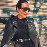 Ana Milán Instagram – Hay felicidad inherente a la llegada de la primavera.
Como si la vida se reiniciara. Como si se hubiera vencido de nuevo una batalla. Como si la alegría estuviera esperándonos inquieta. Hay algo de esperanza en la llegada de la primavera, como si algo pusiera música al fondo. 
Hoy me he sentado al sol en una terraza, me he quitado la chaqueta y he cerrado durante un ratito los ojos. Y solo por momentos así merece la pena el invierno…