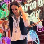 Ana Milán Instagram – Ya no soy la niña amarga
que tenía un mar de llanto
y alta ortiga por alma.
Ya no soy la niña enferma
que al oír risas lloraba;
ya salí del solitario
bosque que me acorralaba.
Ahora soy la niña verde,
porque floreció mi calma.
Ya no soy la loca triste,
ya no soy la niña blanca,
nuevo amor ha traspasado
con el nardo de su lanza
mi corazón, que ahora tiene
un nombre de menta y ámbar.
¡Ay cuánta sonrisa noto
que trepa por mis espaldas!
¡Qué brillo tienen mis ojos
—viudos de siete mil lágrimas—!
La vida me sabe a verso
y los besos a manzana.
—El monte arregla sus pinos,
por las rocas el mar baila—.

Esta puñetera maravilla la escribió Gloria Fuertes, pero me hubiera gustado escribirla a mí.