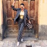 Ana Milán Instagram - Comenzar el día brindando con ellos. Mantener una conversación con 17 temas abiertos y que ninguno de los 3 nos perdamos. Pasear por Madrid parándonos cada vez que se dice algo importante. Porque lo importante se dice sin caminar. Pasar a ver la exposición de @jrhodespianist y saber que no va a ser la última… Seguir paseando por Madrid y llegar a @tachabeauty para que le sacaran brillo y volumen a esta melena. Reto conseguido. Día perfecto. Y eso que aún no ha acabado… 👖 @dolorespromesasdp 💎 @earcandy_jewelry 👜 @tras.mi.bolsa
