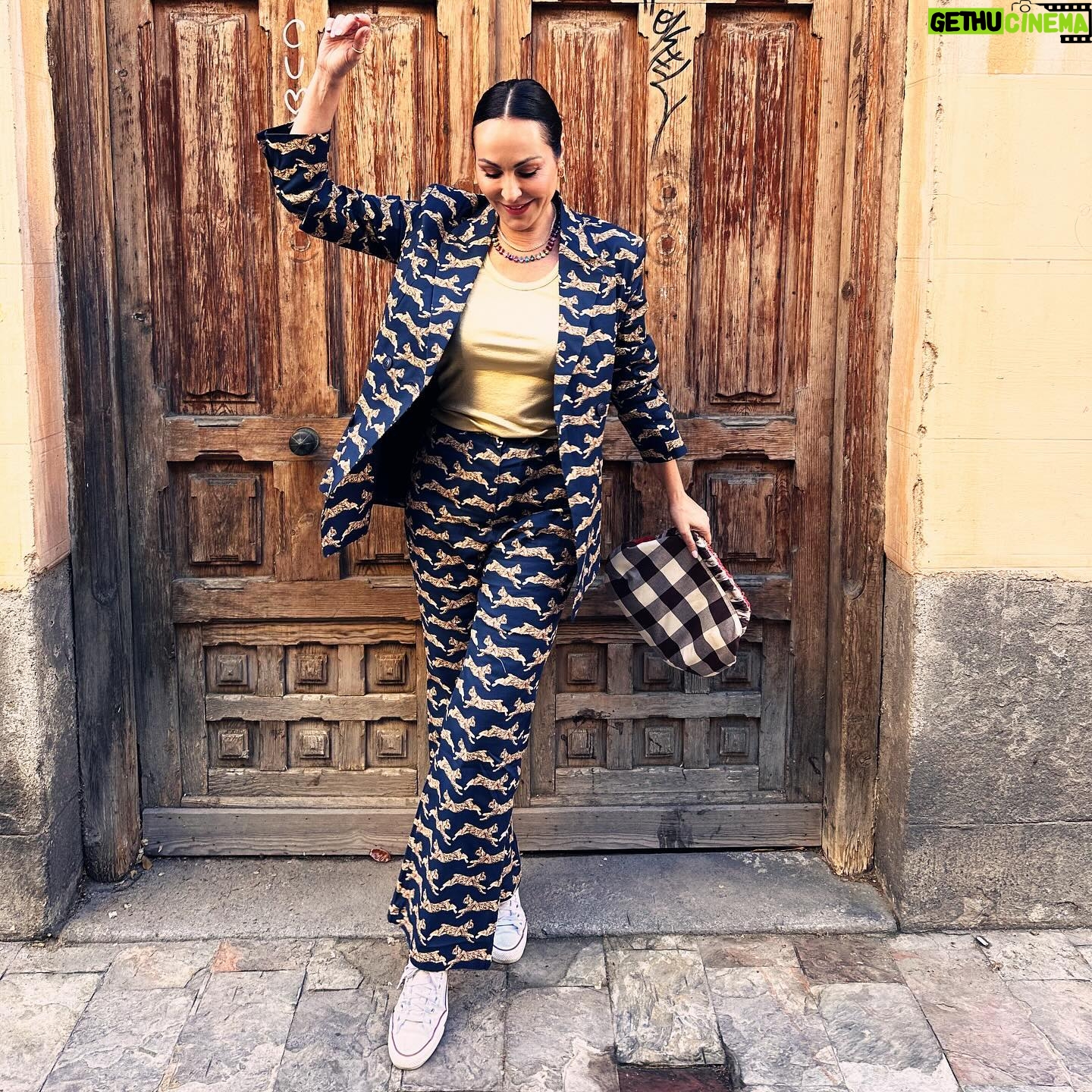 Ana Milán Instagram - Comenzar el día brindando con ellos. Mantener una conversación con 17 temas abiertos y que ninguno de los 3 nos perdamos. Pasear por Madrid parándonos cada vez que se dice algo importante. Porque lo importante se dice sin caminar. Pasar a ver la exposición de @jrhodespianist y saber que no va a ser la última… Seguir paseando por Madrid y llegar a @tachabeauty para que le sacaran brillo y volumen a esta melena. Reto conseguido. Día perfecto. Y eso que aún no ha acabado… 👖 @dolorespromesasdp 💎 @earcandy_jewelry 👜 @tras.mi.bolsa