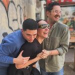 Ana Milán Instagram – Hay felicidad inherente a la llegada de la primavera.
Como si la vida se reiniciara. Como si se hubiera vencido de nuevo una batalla. Como si la alegría estuviera esperándonos inquieta. Hay algo de esperanza en la llegada de la primavera, como si algo pusiera música al fondo. 
Hoy me he sentado al sol en una terraza, me he quitado la chaqueta y he cerrado durante un ratito los ojos. Y solo por momentos así merece la pena el invierno…