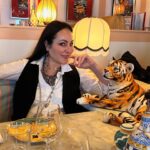 Ana Milán Instagram - Ya no soy la niña amarga que tenía un mar de llanto y alta ortiga por alma. Ya no soy la niña enferma que al oír risas lloraba; ya salí del solitario bosque que me acorralaba. Ahora soy la niña verde, porque floreció mi calma. Ya no soy la loca triste, ya no soy la niña blanca, nuevo amor ha traspasado con el nardo de su lanza mi corazón, que ahora tiene un nombre de menta y ámbar. ¡Ay cuánta sonrisa noto que trepa por mis espaldas! ¡Qué brillo tienen mis ojos —viudos de siete mil lágrimas—! La vida me sabe a verso y los besos a manzana. —El monte arregla sus pinos, por las rocas el mar baila—. Esta puñetera maravilla la escribió Gloria Fuertes, pero me hubiera gustado escribirla a mí.