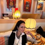 Ana Milán Instagram - Ya no soy la niña amarga que tenía un mar de llanto y alta ortiga por alma. Ya no soy la niña enferma que al oír risas lloraba; ya salí del solitario bosque que me acorralaba. Ahora soy la niña verde, porque floreció mi calma. Ya no soy la loca triste, ya no soy la niña blanca, nuevo amor ha traspasado con el nardo de su lanza mi corazón, que ahora tiene un nombre de menta y ámbar. ¡Ay cuánta sonrisa noto que trepa por mis espaldas! ¡Qué brillo tienen mis ojos —viudos de siete mil lágrimas—! La vida me sabe a verso y los besos a manzana. —El monte arregla sus pinos, por las rocas el mar baila—. Esta puñetera maravilla la escribió Gloria Fuertes, pero me hubiera gustado escribirla a mí.