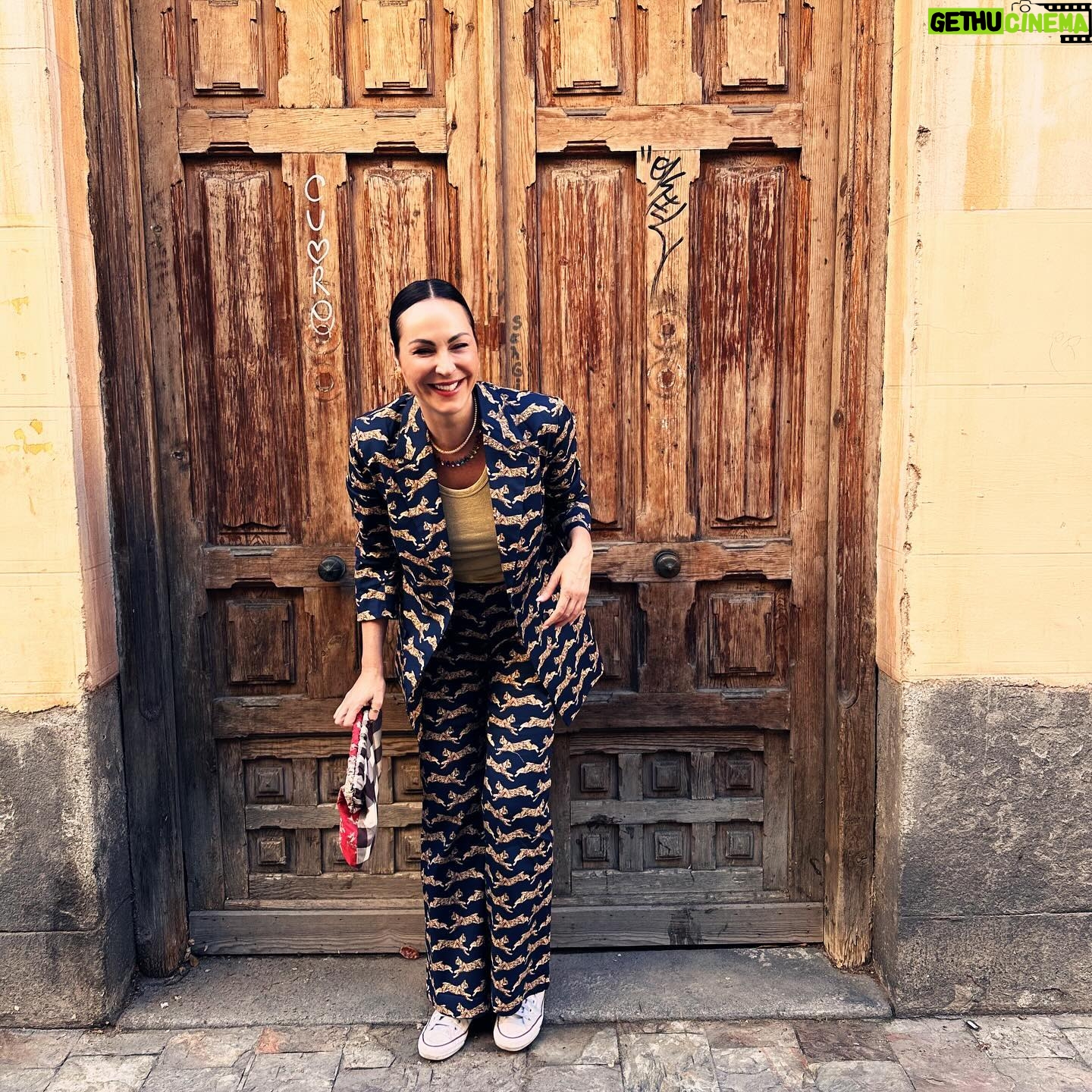 Ana Milán Instagram - Comenzar el día brindando con ellos. Mantener una conversación con 17 temas abiertos y que ninguno de los 3 nos perdamos. Pasear por Madrid parándonos cada vez que se dice algo importante. Porque lo importante se dice sin caminar. Pasar a ver la exposición de @jrhodespianist y saber que no va a ser la última… Seguir paseando por Madrid y llegar a @tachabeauty para que le sacaran brillo y volumen a esta melena. Reto conseguido. Día perfecto. Y eso que aún no ha acabado… 👖 @dolorespromesasdp 💎 @earcandy_jewelry 👜 @tras.mi.bolsa