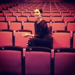 Ana Milán Instagram - Tengo muchos propósitos para este año. Y pienso cumplirlos todos. 1- No quedaré con nadie para tomar un café por compromiso. 2-Trataré de mantenerme en mi talla pero no sacrificaré una sola comida con mi gente por nada del mundo. Existen muchas tallas y solo una vida. 3- Antes de viajar trataré de saber todo lo que pueda de esa ciudad. Cuando uno sabe dónde va lo disfruta el doble. En los viajes y en la vida. 4- No me pondré nada que apriete, nada que duela, nada que me haga estar pendiente de un trozo de tela. La elegancia siempre es cómoda. 5-Trataré de ser mejor y me trataré con cariño cuando no me salga bien. 6-Recordaré todos los días que la revolución será amable o no será. 7- No discutiré con Talibanes de la verdad. 8- Trataré de vencer la pereza que me da hacer comidas en casa. 9- Aceptaré que tengo 50 años y recordaré que nunca voy a ser más joven que hoy. Por mucho que me joda. 10- Dejaré que mis tripas decidan lo que mi cabeza no entienda. Como siempre he hecho. Como jamás dejaré de hacer. Os deseo un año bonito, lleno de gente buena en la que confiar, de amantes talentosos y románticos. Lleno de risas de esas que te dejan sin aire , de amigos fieles y enemigos de frente. Lleno de sueños renovados y cumplidos. Lleno de paz en el mundo y en vuestra casa.