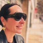 Ana Milán Instagram – Hay felicidad inherente a la llegada de la primavera.
Como si la vida se reiniciara. Como si se hubiera vencido de nuevo una batalla. Como si la alegría estuviera esperándonos inquieta. Hay algo de esperanza en la llegada de la primavera, como si algo pusiera música al fondo. 
Hoy me he sentado al sol en una terraza, me he quitado la chaqueta y he cerrado durante un ratito los ojos. Y solo por momentos así merece la pena el invierno…
