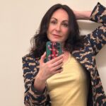Ana Milán Instagram - Comenzar el día brindando con ellos. Mantener una conversación con 17 temas abiertos y que ninguno de los 3 nos perdamos. Pasear por Madrid parándonos cada vez que se dice algo importante. Porque lo importante se dice sin caminar. Pasar a ver la exposición de @jrhodespianist y saber que no va a ser la última… Seguir paseando por Madrid y llegar a @tachabeauty para que le sacaran brillo y volumen a esta melena. Reto conseguido. Día perfecto. Y eso que aún no ha acabado… 👖 @dolorespromesasdp 💎 @earcandy_jewelry 👜 @tras.mi.bolsa
